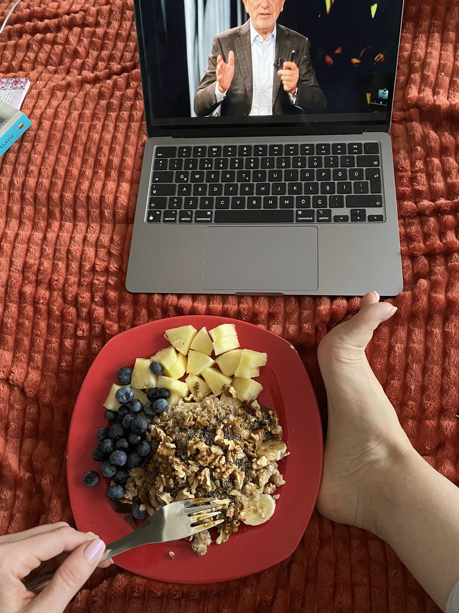 Dışarıda buz gibi rüzgarlı hava ben sıcacık evimdeyim mis 🤍