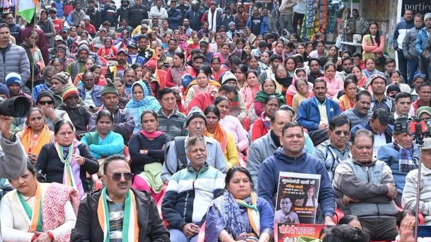 INCIndia's tweet photo. आज श्रीनगर में अंकिता भंडारी को न्याय दिलाने की मांग को लेकर @INCUttarakhand अध्यक्ष @UKGaneshGodiyal जी के नेतृत्व में विशाल पदयात्रा आयोजित की गई। 

इस पदयात्रा में कांग्रेस कार्यकर्ताओं के साथ बड़ी संख्या में आम नागरिकों न�� भाग लिया। 

हमारी मांग है कि अंकिता भंडारी मामले में निष्पक्ष और पारदर्शी न्याय सुनिश्चित हो। इस मामले की जांच हाईकोर्ट के सिटिंग जज की अध्यक्षता में CBI से कराई जाए और सभी संदिग्धों का नार्को टेस्ट हो।

📍 उत्तराखंड