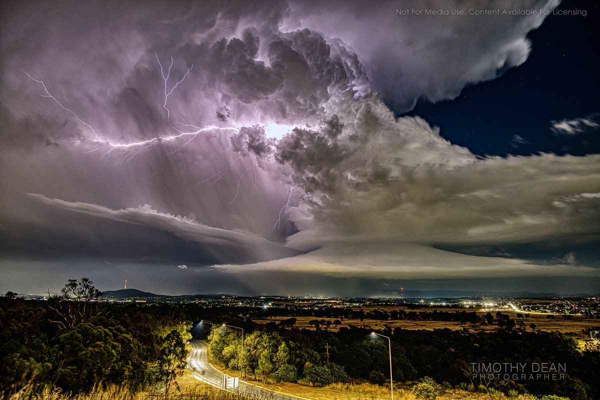 TimothyDeanAU's tweet photo. A severe thunderstorm is currently impacting the ACT bringing frequent dangerous lightning and heavy rain.

Saturday 3rd January 2026 11pm

 Canberra, ACT https://t.co/SMv4tCdBo2