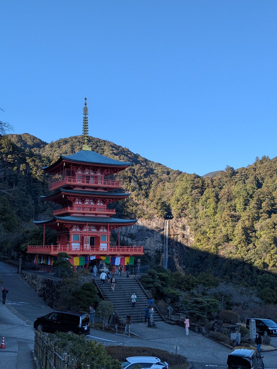 chame2018's tweet photo. あけましておめでとうございます。
今年は初日の出を拝みに和歌山串本に行き、帰りは和歌山観光楽しみました☺️楽しかった冬季休暇も明日で最終💦
あっと言う間だな。。。
今年も仕事頑張ります✊️ https://t.co/cXK84W1KQU