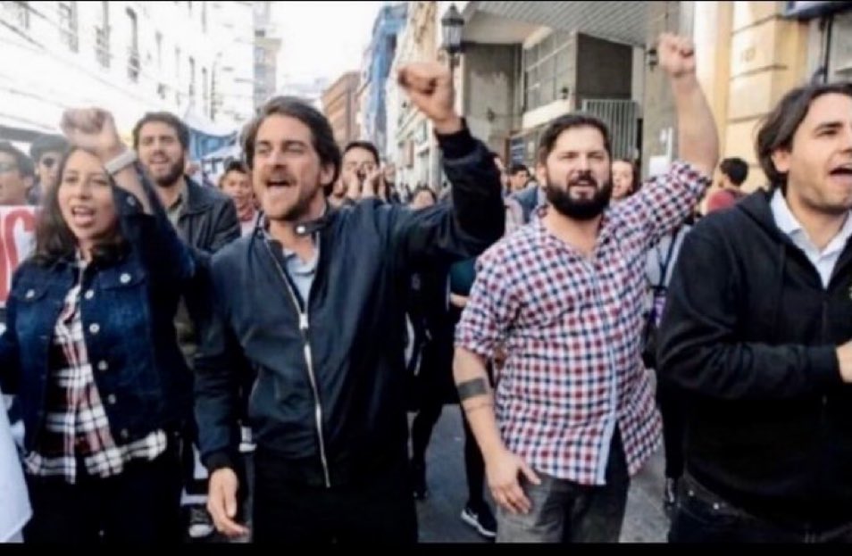 Gabriel Boric y toda la izquierda defendiendo al dictador Nicolas Maduro, pidiendo una salida pacifica a la crisis de Venezuela, a traves del dialogo y no de la violencia. Los mismos wns que quemaron medio Chile por 30 pesos y que querian derrocar a Piñera. Caras de raja.