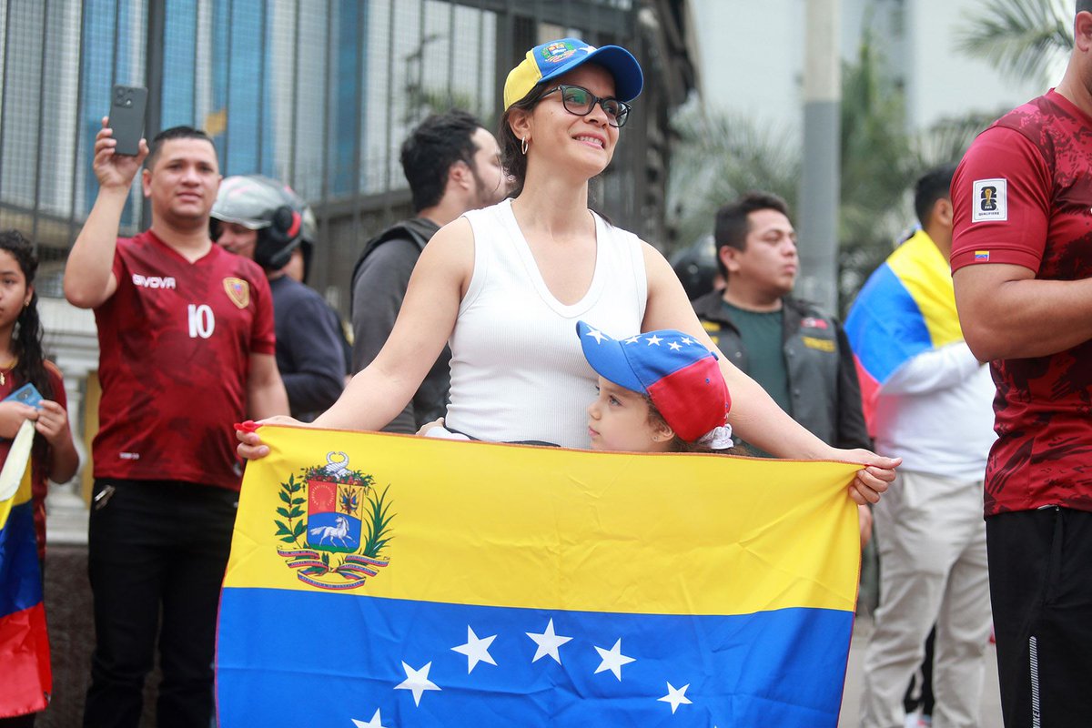 📸Venezolanos en Perú acuden a embajada de su país tras anuncio de captura de Nicolás Maduro. Mira la galería completa aquí 👉 ow.ly/1fpZ50XRhe6 

Foto: ANDINA/ Ricardo Cuba