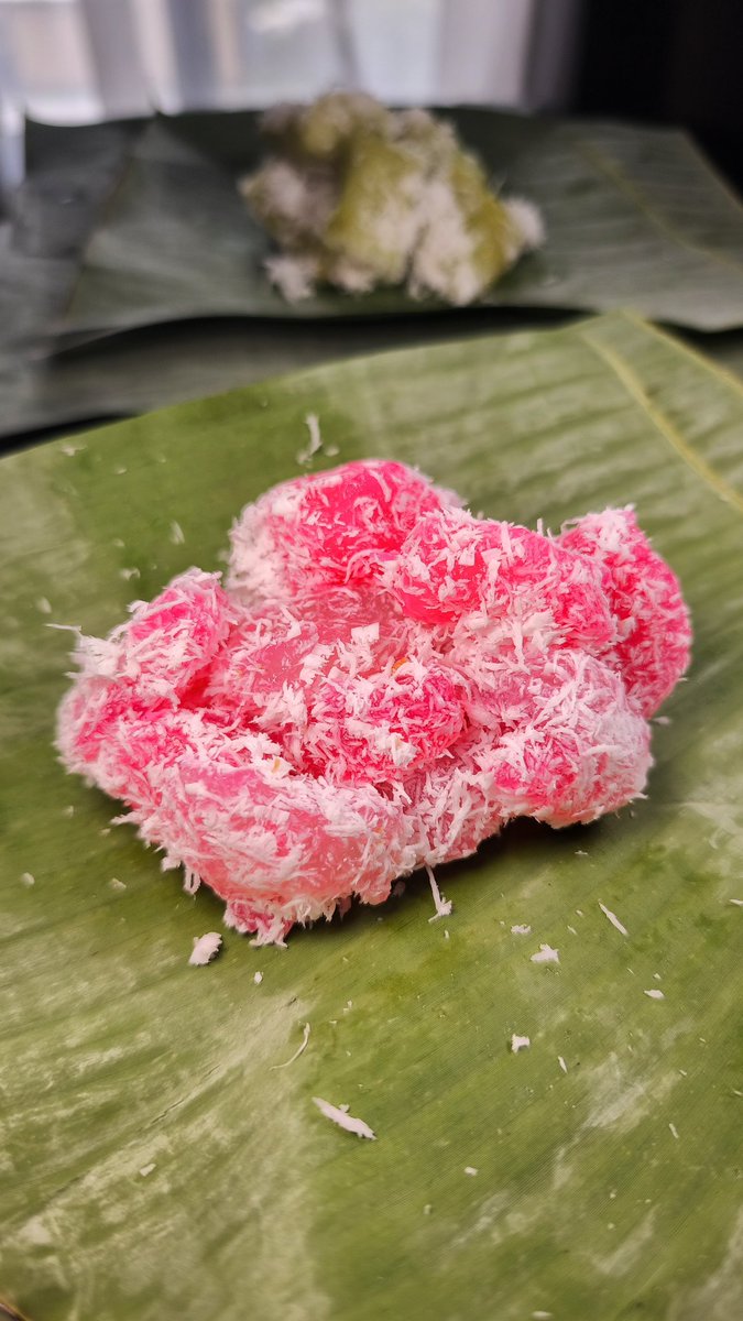 gastronusa's tweet image. Lopisnya Purwokerto paling enak sedunia! Cenilnya juga! Kalo ada lopis lain yang lebih enak, coba komen!