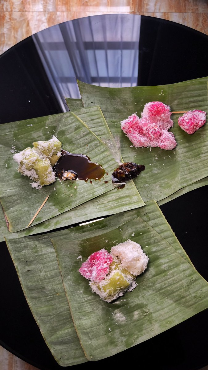 gastronusa's tweet image. Lopisnya Purwokerto paling enak sedunia! Cenilnya juga! Kalo ada lopis lain yang lebih enak, coba komen!