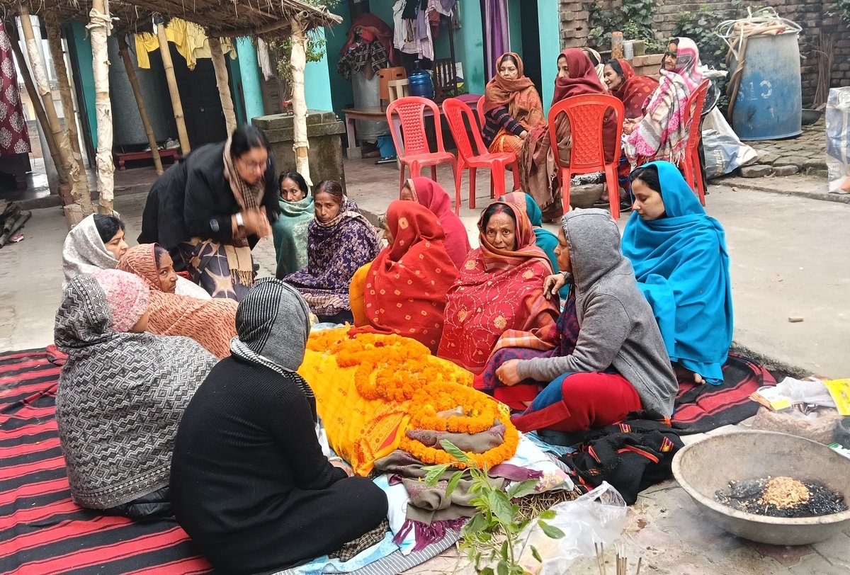 AmitaBhushan1's tweet photo. रिश्तों की एक बेहद आत्मीय कड़ी का साथ आज छूट गया। अभिभावक मौसी नानी, बेगूसराय जिला कांग्रेस अध्यक्ष @SarjanSinghINC जी की पूज्य माता जी आज देवलोक सिधार गई।  उनका स्नेह, प्यार और आशीर्वाद हमेशा बना रहा।

उनके पार्थिव शरीर पर पुष्पांजलि कर नम आंखों से विदाई दी। ईश्वर आपको अपने श्री चरणों में स्थान दें। 
#बेगूसराय