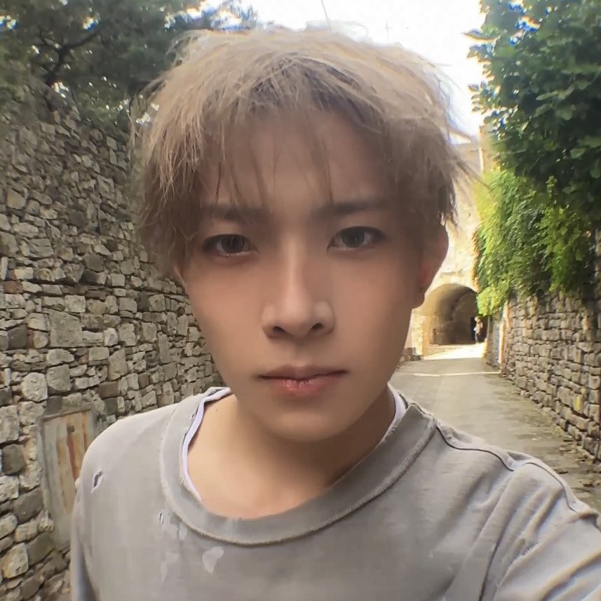 bklhs01's tweet image. แฟนที่หวงเรา               กับ                                เรา