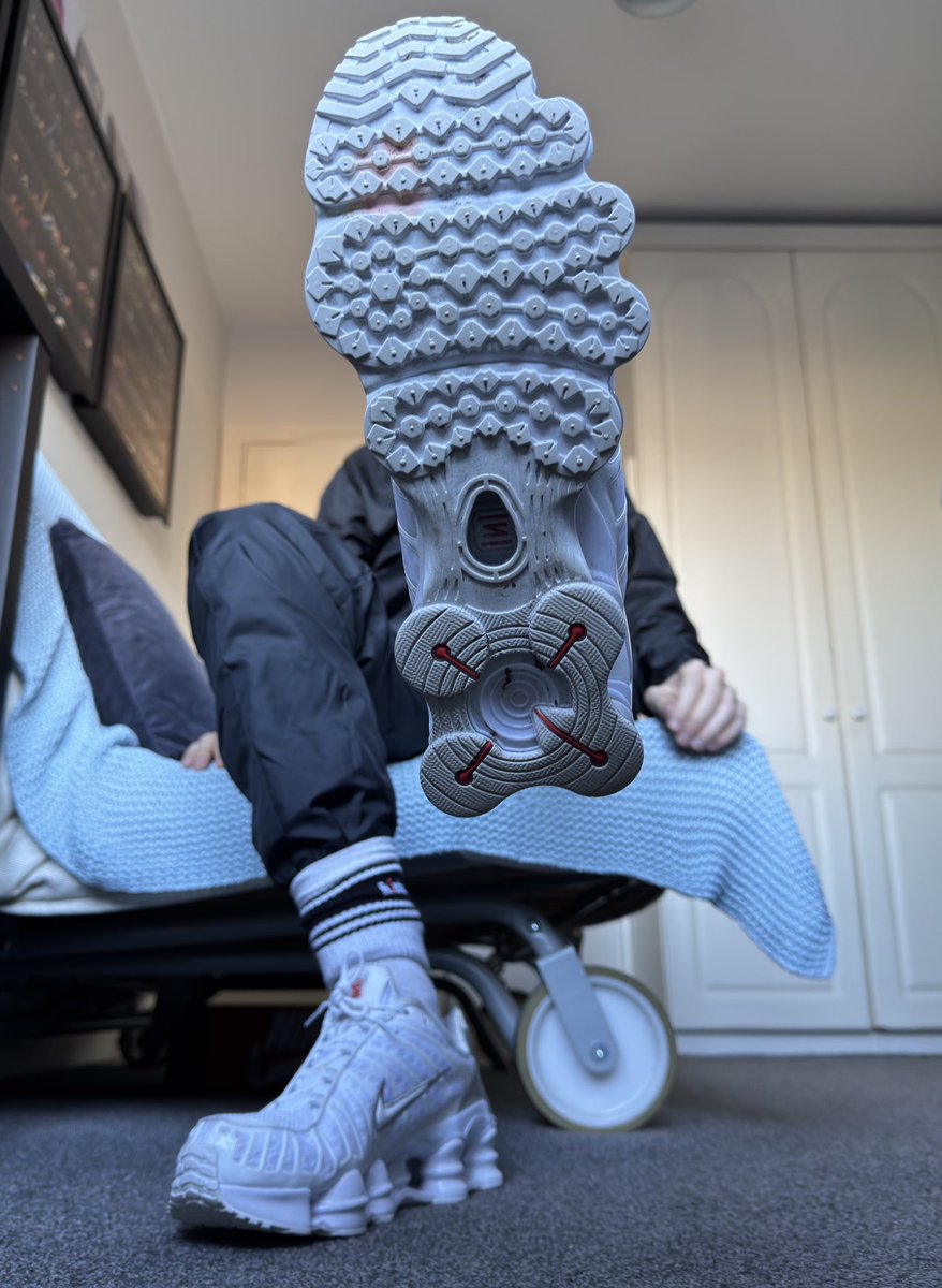 DarkGambitTN's tweet photo. Now that’s a rare sight… you get to see my soles! Can you hear the woven? Can you guess why those socks are yellowish? Guess the stench? While you reflect on that drop some 💵 

#findom #Master #cashfag #cashmaster #tribute #paypig #feet #finsub  #cashsub #socks #nikeshoxtl https://t.co/WuE7sSi1e2