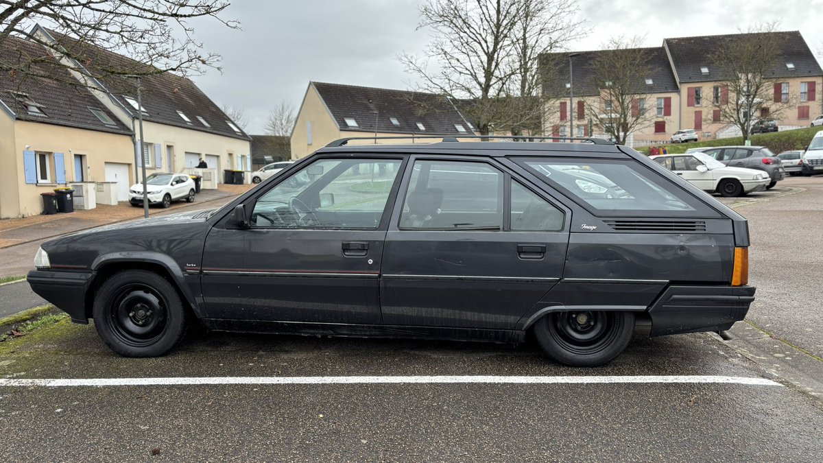 hoonited's tweet image. Cite ce tweet avec la dernière photo de bagnole prise avec ton téléphone.