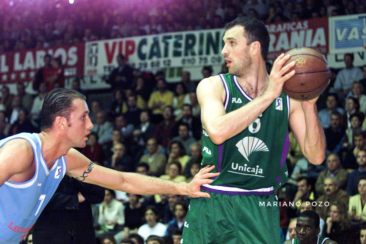 Hoy <a href="/unicajaCB/">UnicajaCB</a> se mide en Lugo a otro histórico de la <a href="/ACBCOM/">#CopaACB</a>, el <a href="/CBBreogan/">Río Breogán</a> .
Me he puesto a bucear un poco en mi archivo y rescato esta imagen de la temporada 99/00 en Ciudad Jardín.
El bueno de Veljko Mrsic ante la atenta mirada del recordado Sergio Luyk (qepd).