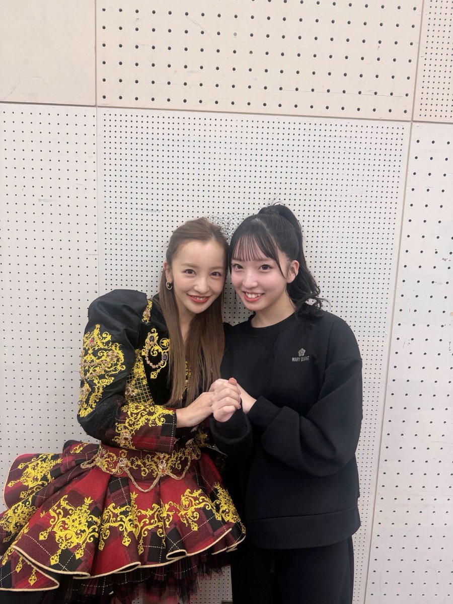 yuichi_akb48's tweet photo. 板野友美さん！

ともちんさんとお話するの緊張していたら
手を握ってくださって、もっと好きになりました…✊🏻💞

お話しできて嬉しかったです！
またお会いしたいです…！！ https://t.co/dxBkddgMpT