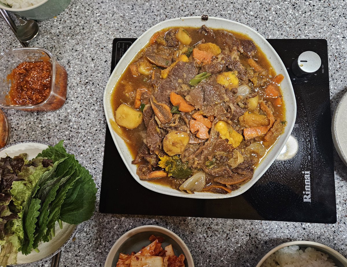 갈비찜 끝끝내 해냄 ㅠㅠ 여기 좌르르한 자태와 섬세한 꽃당근을 보시라. 부드럽기 짝이 없는 고기와 깊이 배인 양념 탓에 고기보다 먼저 먹게 되는 밤이며 감자며 대추, 고구마는 또 말해 뭣하랴. 덕분에 왁자지껄 모여서 잔치함. 그리고 2차 갈비찜은 1년뒤쯤 숙고해보기로...🫠