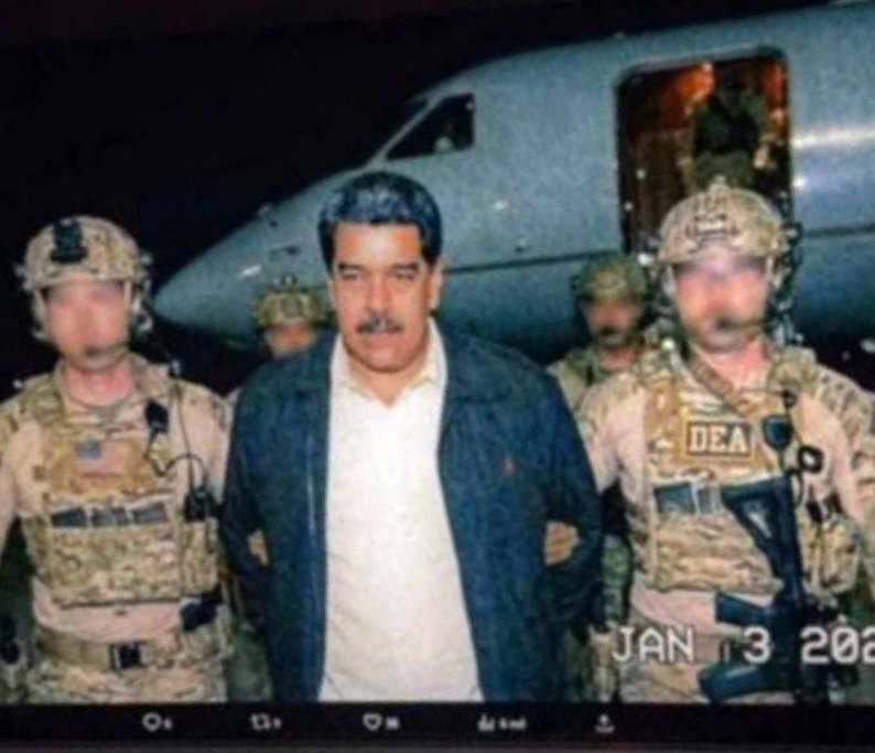 Venezuela Devlet Başkanı Maduro, maalesef Amerikan kolluk kuvvetleri tarafından yakalanarak bilinmeyen bir yere doğru nakledildi. Bu fotoğraf bize göstermektedir ki halkın desteğini alamayan ve halkın onayı olmadan iktidarını sürdürme çabasına giren liderler, emperyalist güçlerin