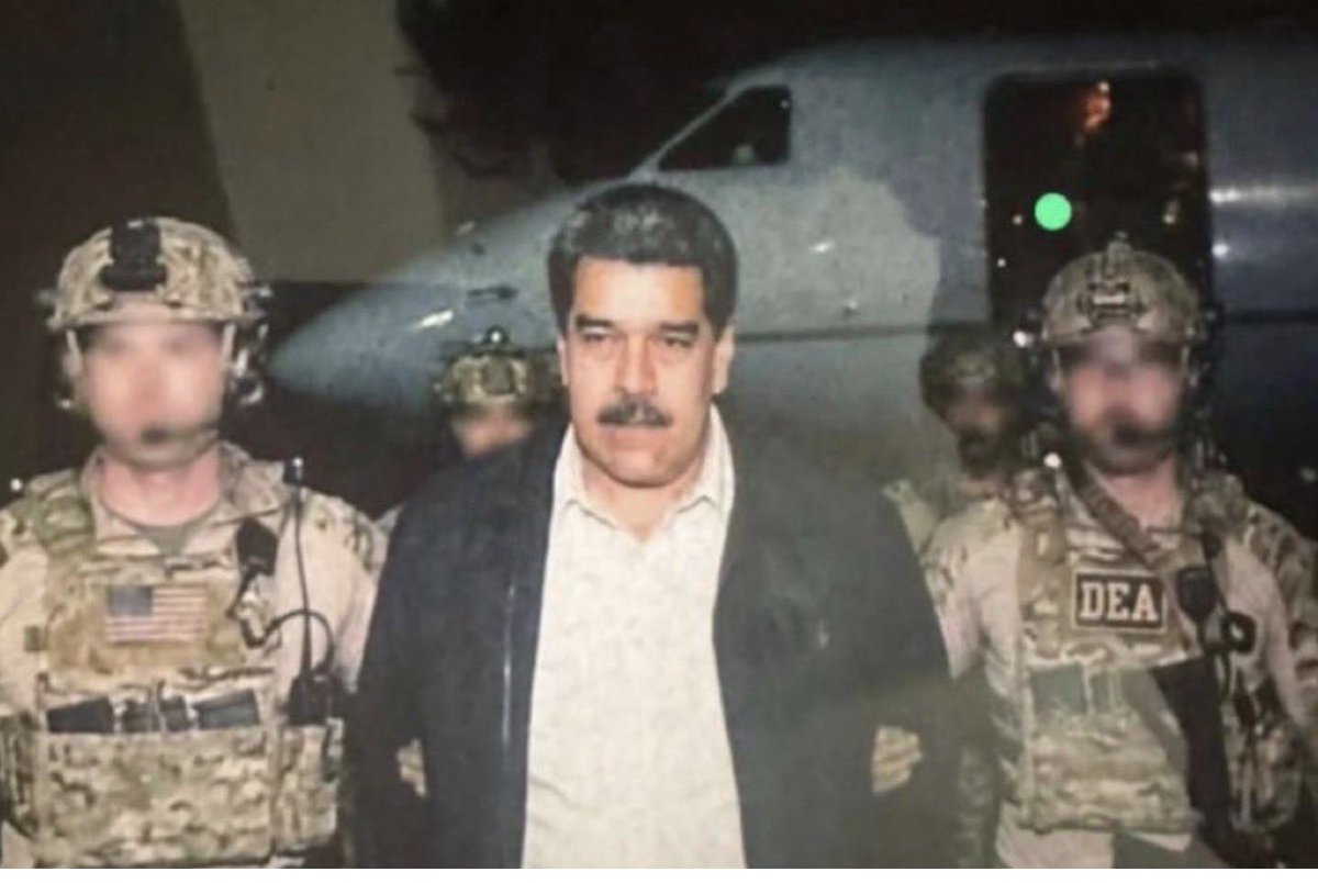 ACTUALIDADPress's tweet photo. DONALD TRUMP ANUNCIA QUE NICOLÁS MADURO FUE CAPTURADO Y TRASLADADO FUERA DEL PAÍS JUNTO A SU ESPOSA
[ https://t.co/zQDhspiM4y ]

Las explosiones, acompañadas de sonidos de aviones sobrevolando, tuvieron lugar alrededor de las 2:00 de la mañana, horario local. https://t.co/4qnRmg1hzB
