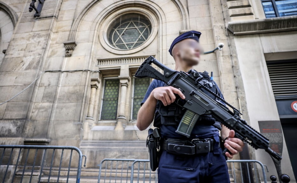 HenMazzig's tweet image. In the south of France 🇫🇷, a minor was arrested with two knives outside a synagogue.

Police noticed his suspicious behavior on the synagogue steps and searched him.

A child armed with knives was waiting outside a synagogue to stab Jews. This is how bad antisemitism has become.