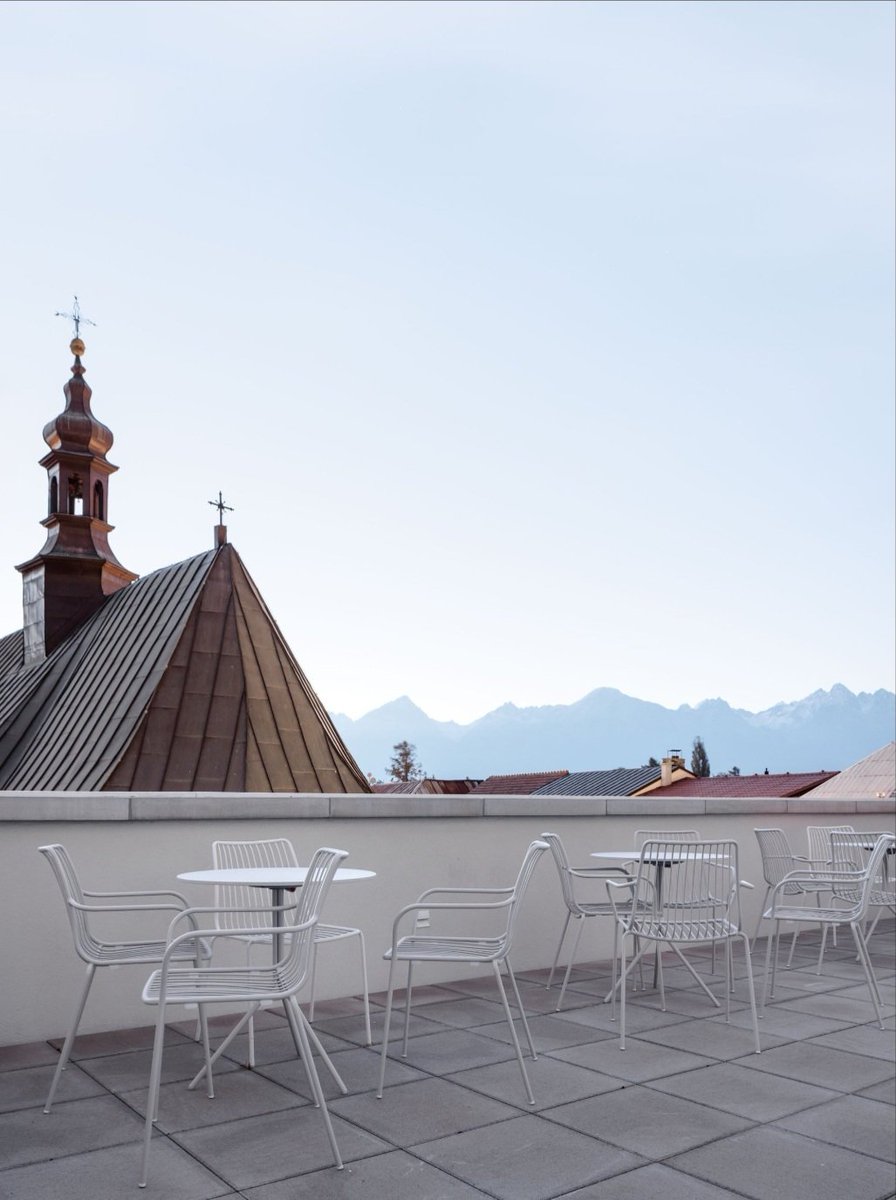 Pozrite sa na toto (ak ste to ešte nevideli). Divadlo Poprad, rekonštrukcia niekoľkokrát prestavanej budovy, ateliér zerozero. Dúfajme, že sa takéto zázraky budú diať častejšie.
(Fotky Matej Hakár)