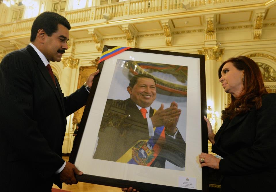 "Presos":
Porque quiénes destacaron cómo envejeció esta foto: CFK terminó presa por corrupción y Nicolás Maduro está capturado por sus crímenes en Venezuela.