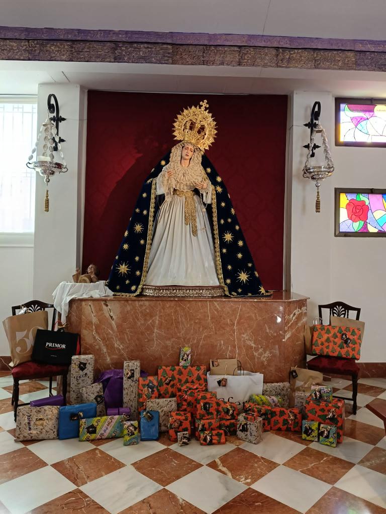 👑 𝐑𝐄𝐘𝐄𝐒 𝐌𝐀𝐆𝐎𝐒 | Esta mañana hemos vivido un momento mágico en la <a href="/elbuenpastormlg/">Parroquia El Buen Pastor</a> 
Gracias a la solidaridad, los emisarios de SS.MM. los Reyes Magos han dejado listos los regalos para que ninguna casa se quede vacía en la noche más mágica del año.🎁👑