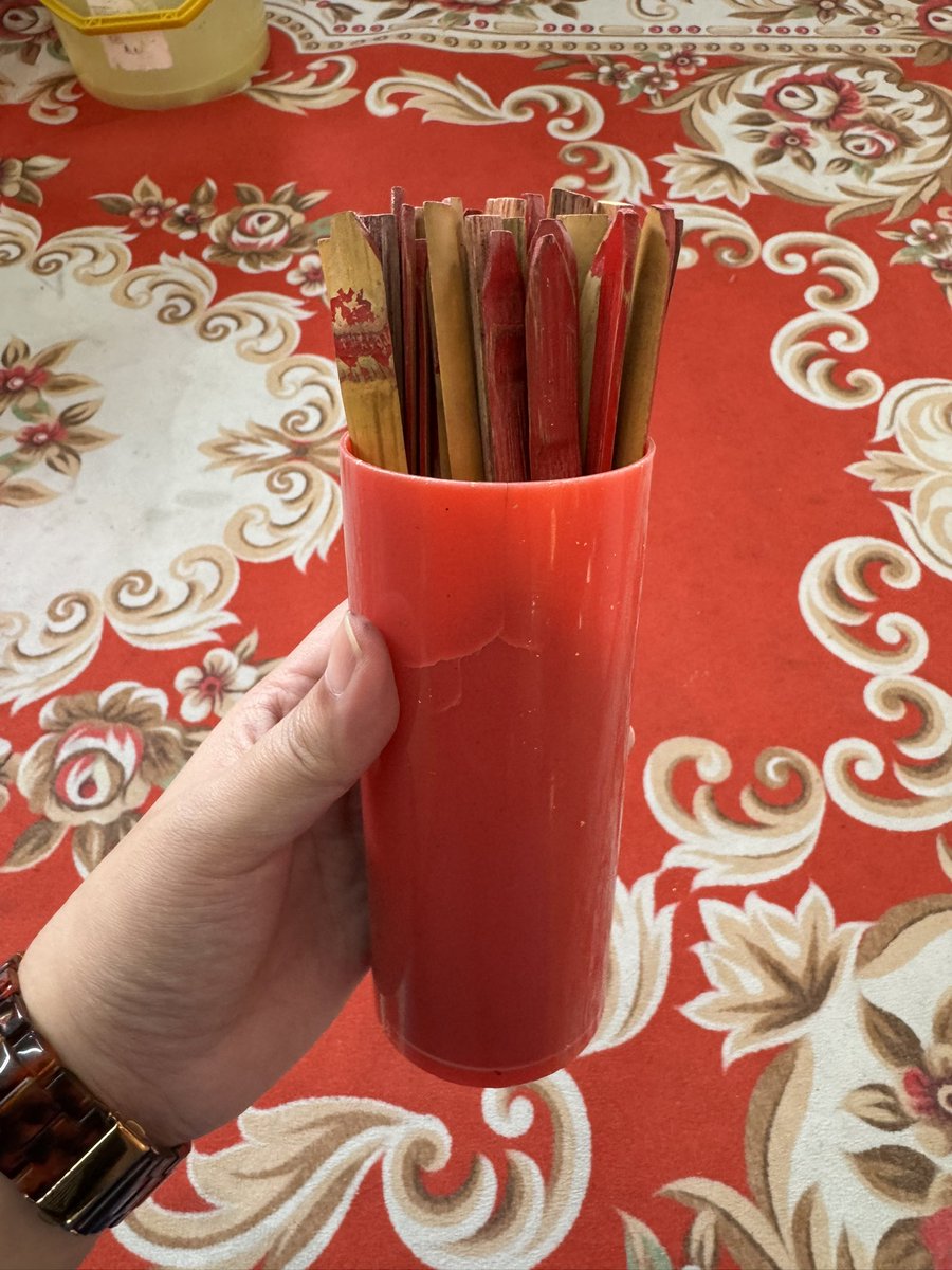 plariex's tweet image. ไปวัดกะเพื่อน เสี่ยงเซียมซี ละโชคดีจัด ได้เบอร์ที่ใบหมด… เป็นปริศนาต่อไปว่าดวงชั้นคืออะไร