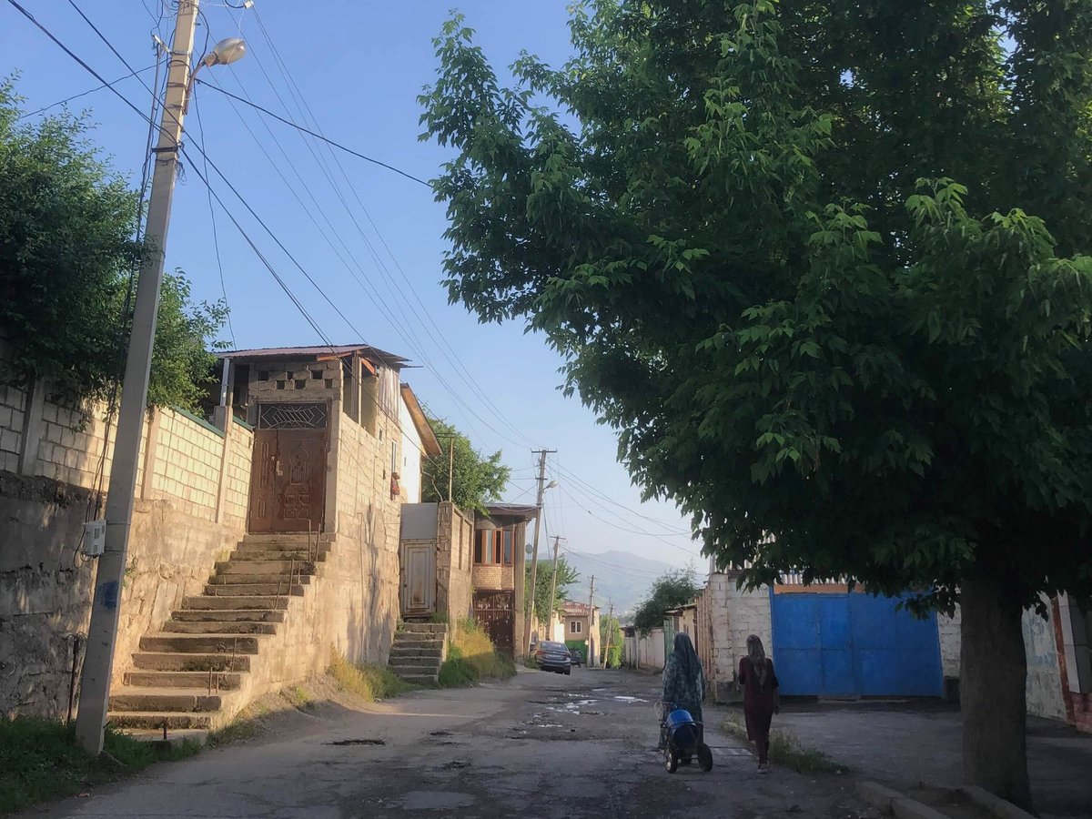 Unser #Bilddestages von Novastan
novastan.org/de/bild-des-ta…

Spaziergang durch die Straßen im Süden von Duschanbe. Hier, nur wenige Straßen von den breiten, von Taxis wimmelnden Alleen entfernt, spielt sich das ruhige Alltagsleben der tadschikischen Hauptstadt ab.