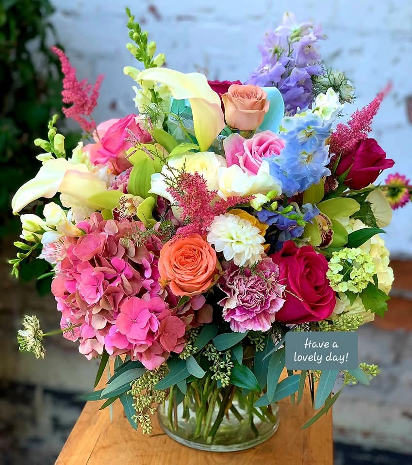 नज़र वो भी रखते हैं जिनकी मुलाकात नहीं होती,इश्क वो भी करते है जिनकी बात नहीं होती, 💞🌹
Even those who don't meet keep an eye on each other,even those who don't talk to each other fall in love.💞🌹
Good Evening ☕ 
                                           Rp_Singh✍🏻