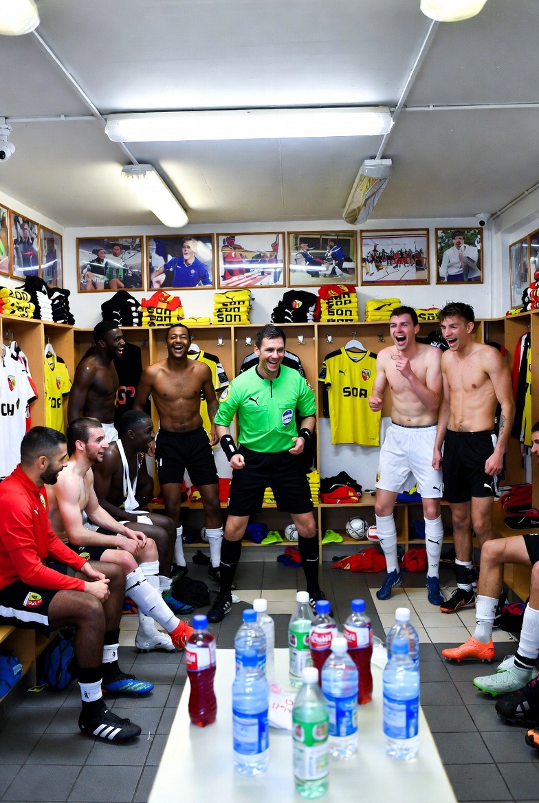 Les belles images du vestiares Lensois champion d'automne ! 

Quelle équipe 🔥🤯