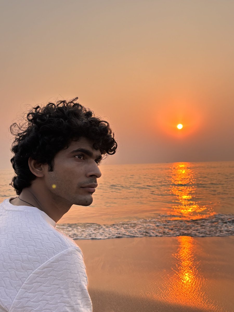 imdeephuman's tweet photo. समंदर की लहरों में बहता हुआ राख का साँप टूट-फूटकर बिखर चुका था और लहरे फिर उसी तरह बहने लगी थी जैसे कभी कुछ हुआ ही न हो। https://t.co/IyYxMKmuAt