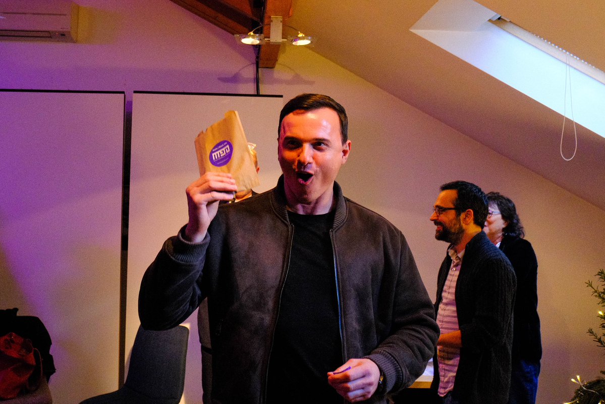 Ovako lepo smo ispratili 2025. godinu u Muzeju devedesetih✨

Hvala svima koji su došli na kuvano vino, viršle, tombolu i dobro druženje🍷🌭🎁

Muzej devedesetih vam svima želi Srećnu Novu godinu i praznike!🎉

foto: Sara Pantović