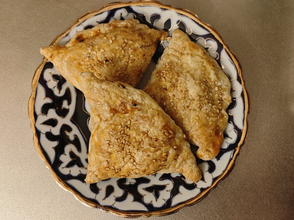 三宮にウズベキスタンの人が営むケバブスタンドができたと聞いたのが先月。わたしは常に"本物のケバブ"を探し求める旅の途上にあるので、もちろん今回もケバブをしばくと思いきや… 目に飛び込んできたのは、我がタシュケント留学生活を支えたソムサ！

嗚呼わたしの関西ライフはやっと始まりました。