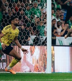 يعيال لا احد يضحك بس والله عبدالاله العمري يكسر الخاطر ..
الكورة على الارض لعب فيه توني لعب 
الكورة فوق الارض لعب فيه ديميرال .. 
اخذ كفوف اهداف اقوى من كف فليكس <a href="/alamre_55/">عبدالاله العمري</a>