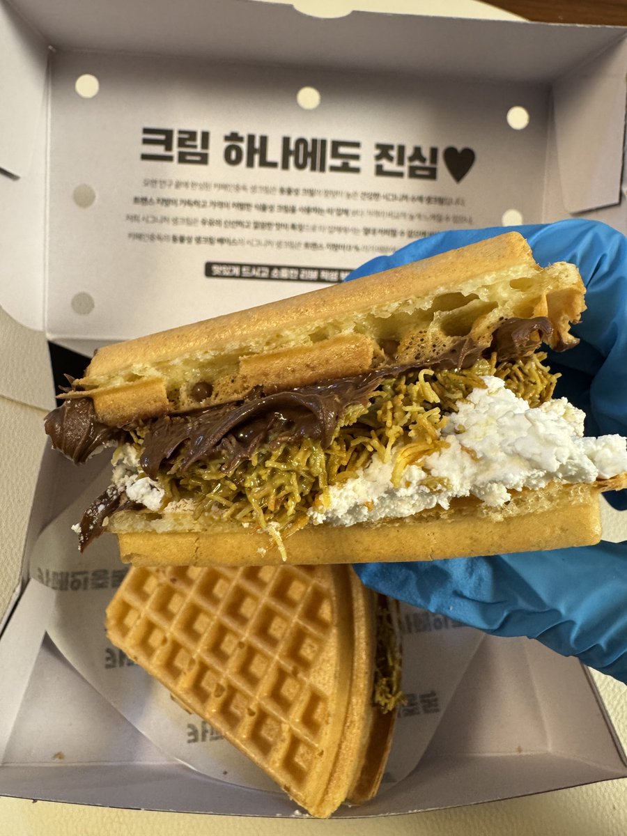 Happy48791's tweet photo. ✨카페인중독 두바이초코 와플✨

평점: 8/10

카다이프를 채운 고소한 피스타치오 스프레드에 생크림과 초콜릿의 조합이 맛이 없을 수 없는 조합이기에 두쫀쿠를 좋아한다면 추천하오. 만원이 넘는 가격이기에 대체면을 쓰고 더 낮은 가격이면 좋겠다는 생각을 하였소. https://t.co/qYGxQUkYLU