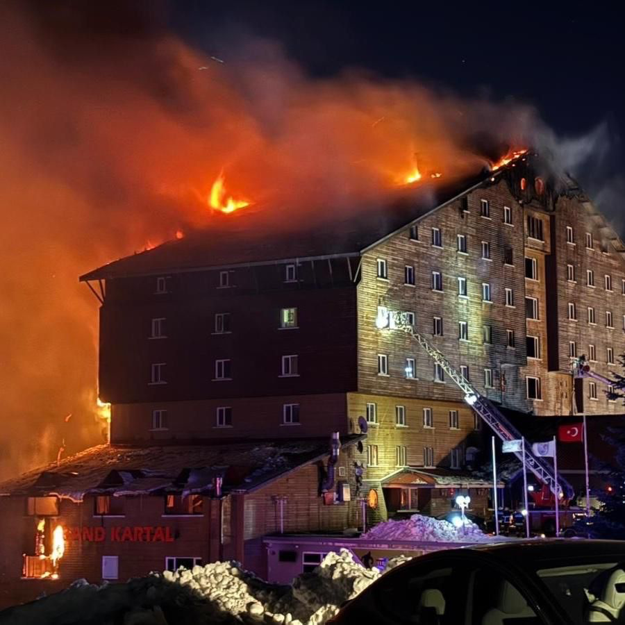Kartalkaya'da turizm sezonu açıldı.

• Geçen sene 78 kişinin otelde çıkan yangında hayatını kaybettiği bölgede hala itfaiye merkezi kurulmadı. (İHA)