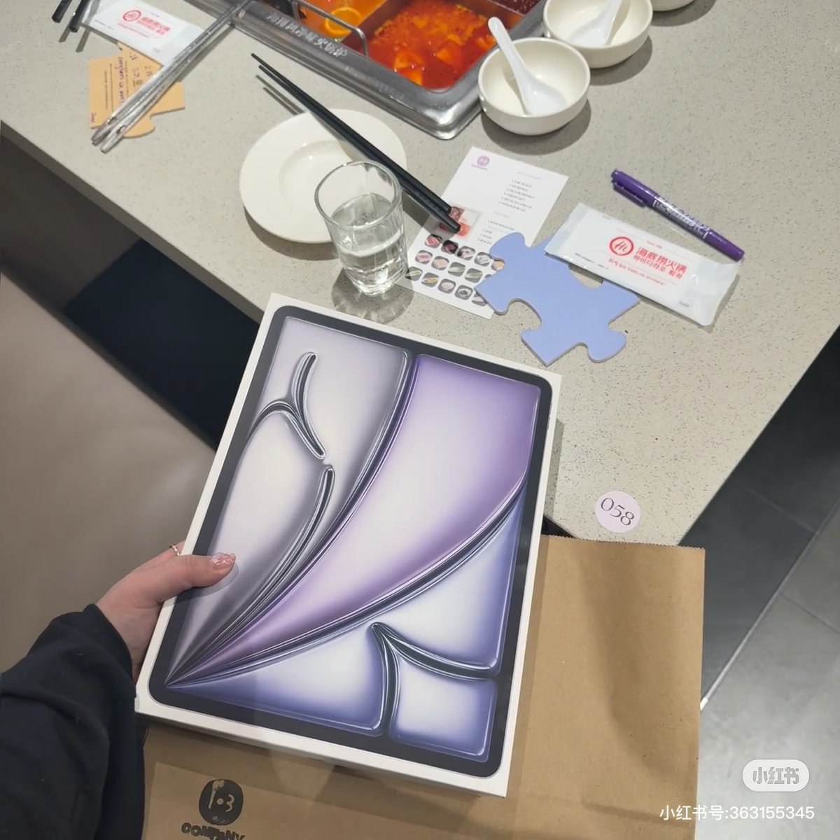 hiroppi_sp's tweet image. “ฉันรู้สึกเหมือนว่าฉันเป็นฝ่ายได้รับจาก BLINKS อยู่เสมอ”

วันนี้วันเกิดพิจีซูเลยตอบแทนบิ้งโดย เลี้ยง haidilao ผู้โชคดี 103 คน วัตถุดิบอย่างดีสั่งไม่อั้นเนื้อ hanwoo เกรด A++ แจก iPhone, iPad, Nintendo รุ่นล่าสุด มีแพคของขวัญให้ทุกคน เดินทักทายทุกคนทีละโต๊ะจนครบ… แสนดีที่สุด🥹🫠