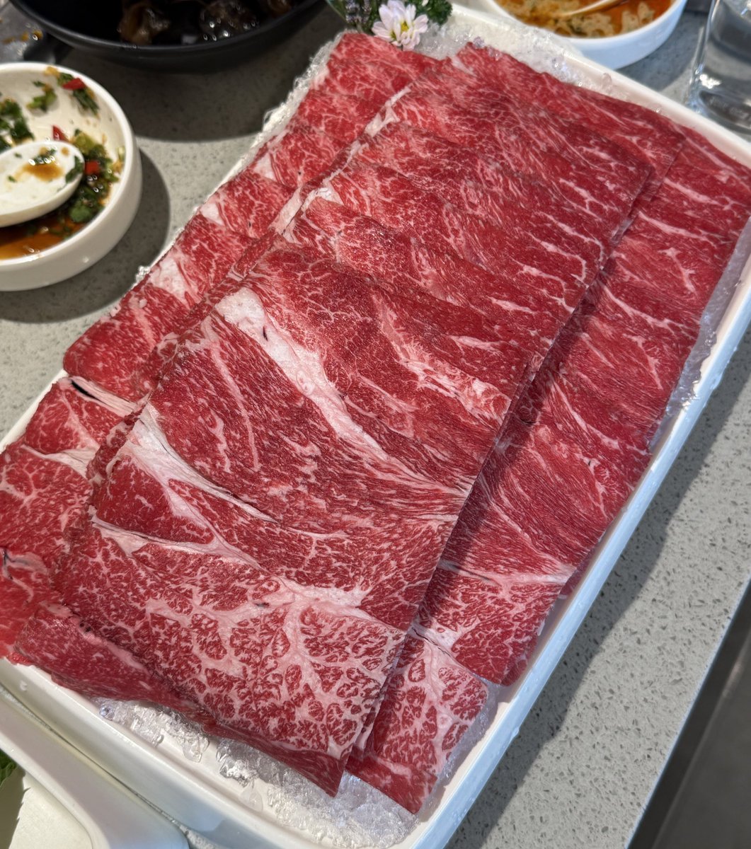 hiroppi_sp's tweet image. “ฉันรู้สึกเหมือนว่าฉันเป็นฝ่ายได้รับจาก BLINKS อยู่เสมอ”

วันนี้วันเกิดพิจีซูเลยตอบแทนบิ้งโดย เลี้ยง haidilao ผู้โชคดี 103 คน วัตถุดิบอย่างดีสั่งไม่อั้นเนื้อ hanwoo เกรด A++ แจก iPhone, iPad, Nintendo รุ่นล่าสุด มีแพคของขวัญให้ทุกคน เดินทักทายทุกคนทีละโต๊ะจนครบ… แสนดีที่สุด🥹🫠