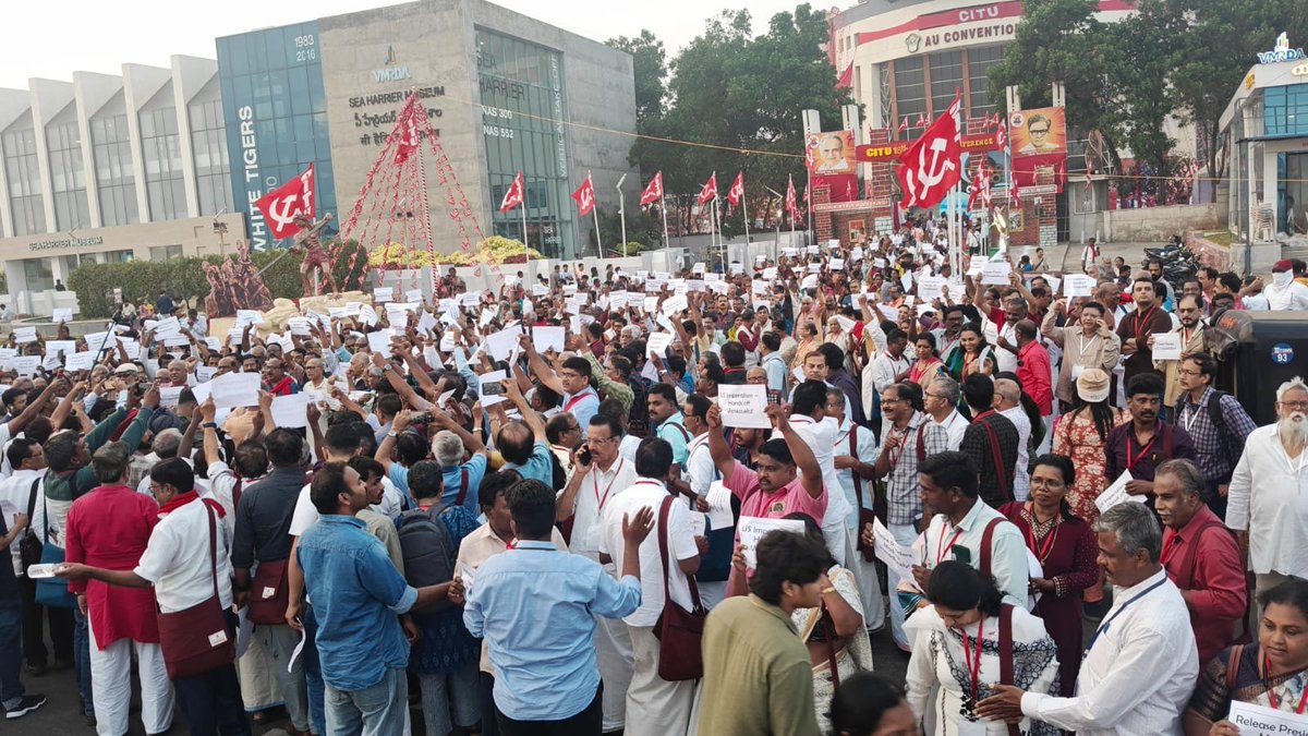 cpimspeak's tweet image. Delegates participating in the 18th All India Conference of @cituhq held a protest in Visakhapatnam condemning the US attack on Venezuela.