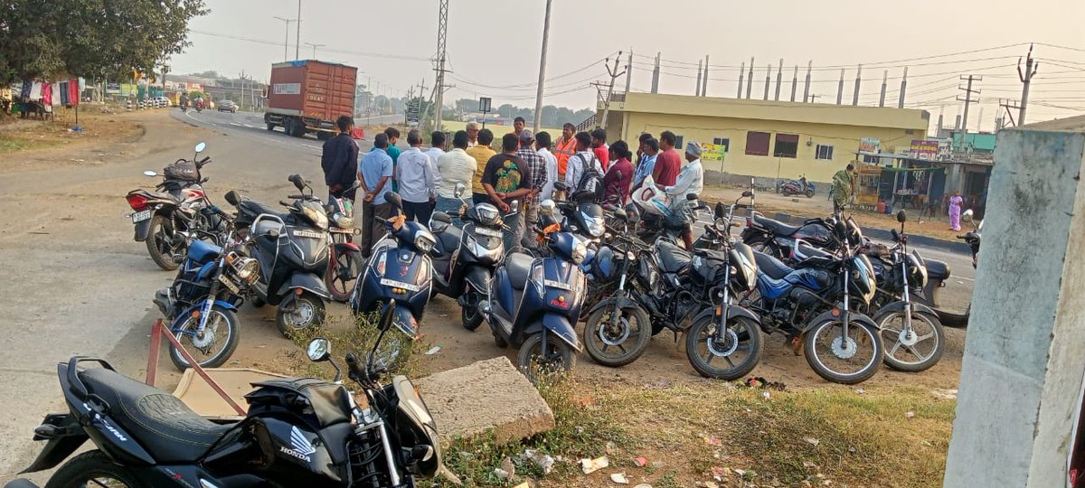 prakasam_police's tweet image. ప్రాణాల రక్షణే లక్ష్యం! హెల్మెట్ వినియోగంపై ప్రకాశం జిల్లా పోలీసులు విస్తృత అవగాహన కార్యక్రమం నిర్వహించారు. ప్రతి ద్విచక్ర వాహనదారుడు హెల్మెట్ తప్పనిసరిగా ధరించాలి.

#PrakasamPolice #HelmetAwareness #RoadSafety #SaveLives #TrafficSafety #AndhraPradeshPolice