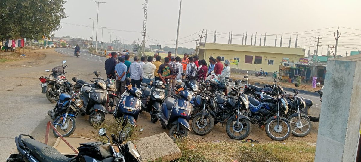 prakasam_police's tweet image. ప్రాణాల రక్షణే లక్ష్యం! హెల్మెట్ వినియోగంపై ప్రకాశం జిల్లా పోలీసులు విస్తృత అవగాహన కార్యక్రమం నిర్వహించారు. ప్రతి ద్విచక్ర వాహనదారుడు హెల్మెట్ తప్పనిసరిగా ధరించాలి.

#PrakasamPolice #HelmetAwareness #RoadSafety #SaveLives #TrafficSafety #AndhraPradeshPolice