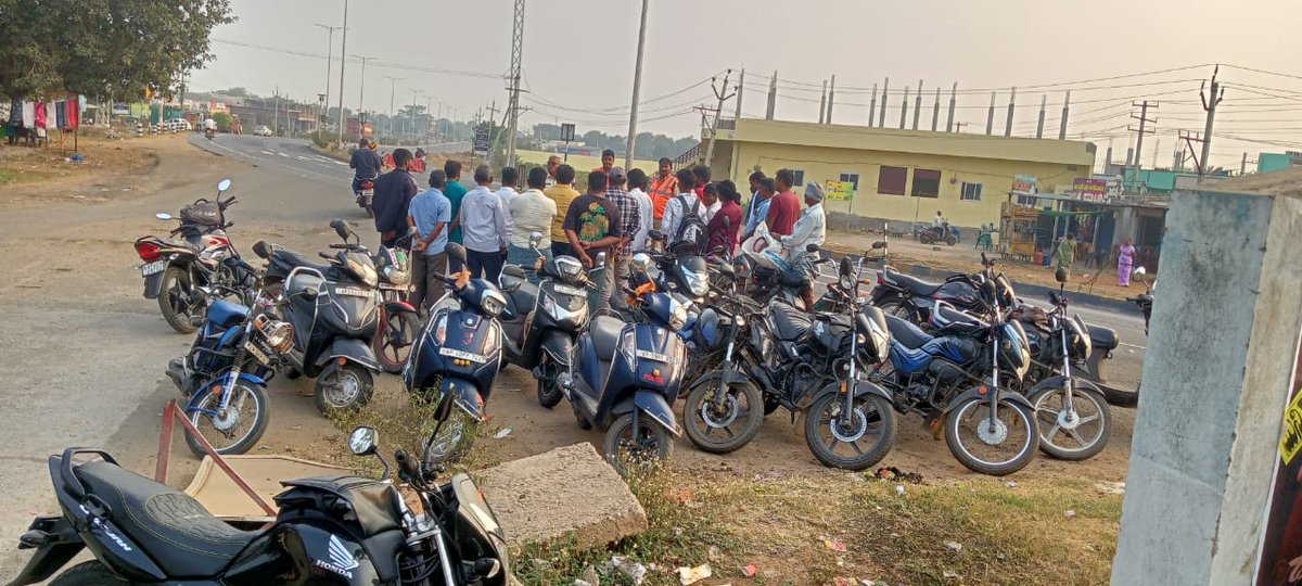 prakasam_police's tweet image. ప్రాణాల రక్షణే లక్ష్యం! హెల్మెట్ వినియోగంపై ప్రకాశం జిల్లా పోలీసులు విస్తృత అవగాహన కార్యక్రమం నిర్వహించారు. ప్రతి ద్విచక్ర వాహనదారుడు హెల్మెట్ తప్పనిసరిగా ధరించాలి.

#PrakasamPolice #HelmetAwareness #RoadSafety #SaveLives #TrafficSafety #AndhraPradeshPolice