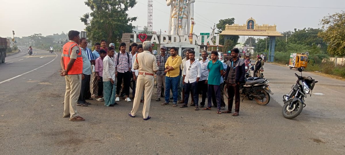 prakasam_police's tweet image. ప్రాణాల రక్షణే లక్ష్యం! హెల్మెట్ వినియోగంపై ప్రకాశం జిల్లా పోలీసులు విస్తృత అవగాహన కార్యక్రమం నిర్వహించారు. ప్రతి ద్విచక్ర వాహనదారుడు హెల్మెట్ తప్పనిసరిగా ధరించాలి.

#PrakasamPolice #HelmetAwareness #RoadSafety #SaveLives #TrafficSafety #AndhraPradeshPolice