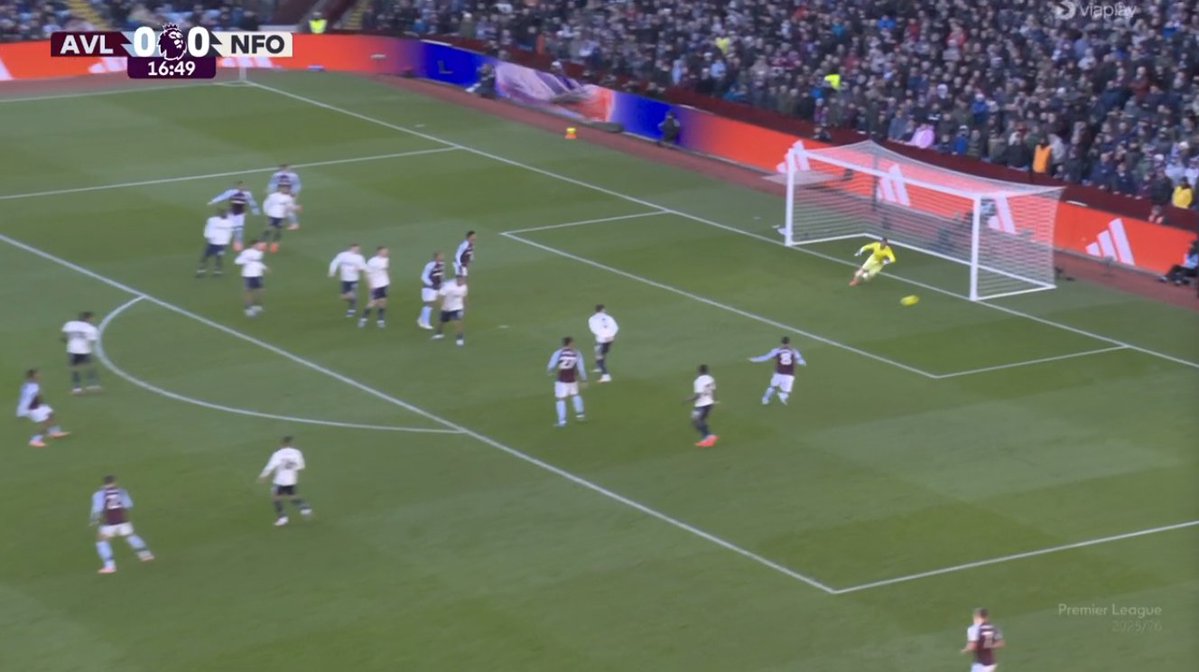 TouchlineX's tweet image. 📸 - Ian Maatsen ALMOST scores!