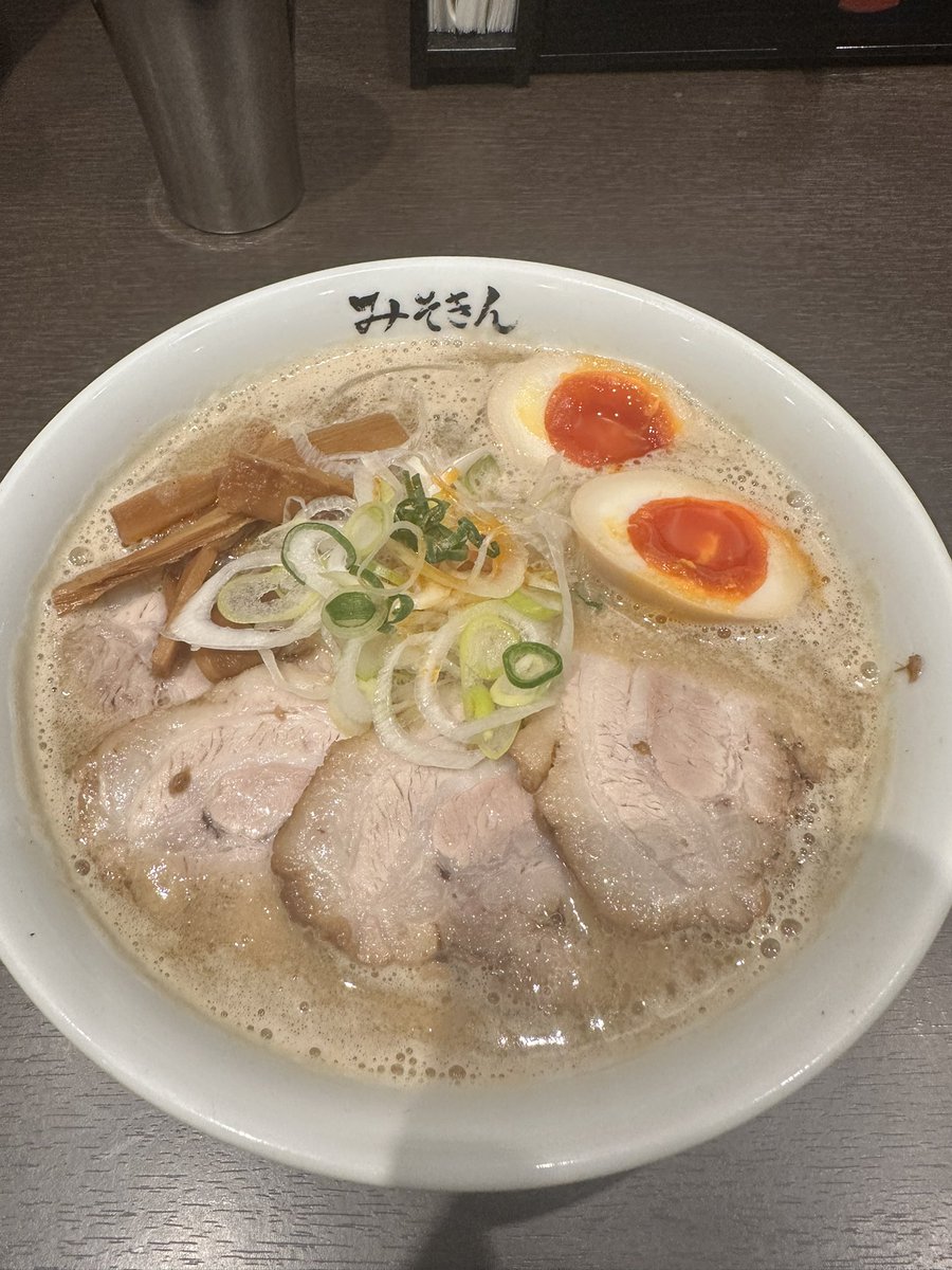 kamome_n7's tweet photo. 2026年になりました(^○^)
今年初ラーメンはみそきん！！！

前回は特製みそきんでしたので
今回はチャーシュー麺🍜

チャーシューは美味しかったのですが
スープが若干マイルドになったよーな…🤔
ニンニクのパンチが弱くなったよーな…

もう一回行ってみるか😏

#みそきん https://t.co/8q6Lvn6heU