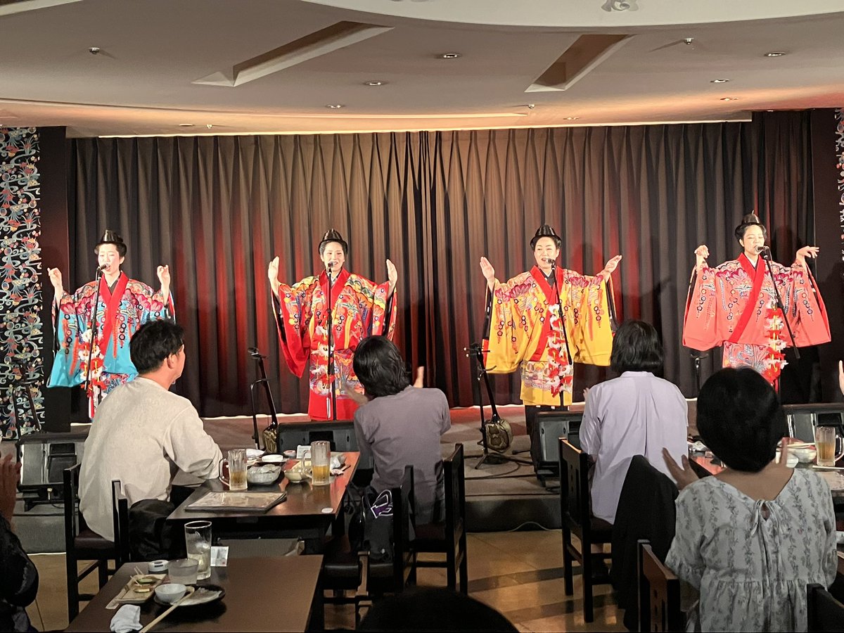 以前観た時からメンバー2人が入れ替わったネーネーズ、若返って歌声も確か！
歌のチカラに癒されて、元気をもらう。
沖縄民謡とPopsが程よい塩梅のライブ居酒屋、島唄は入替なしの3ステージだから、1st.ステージから観るのがおすすめです♪
ネーネーズが出演しない日もあるので事前チェックを👍