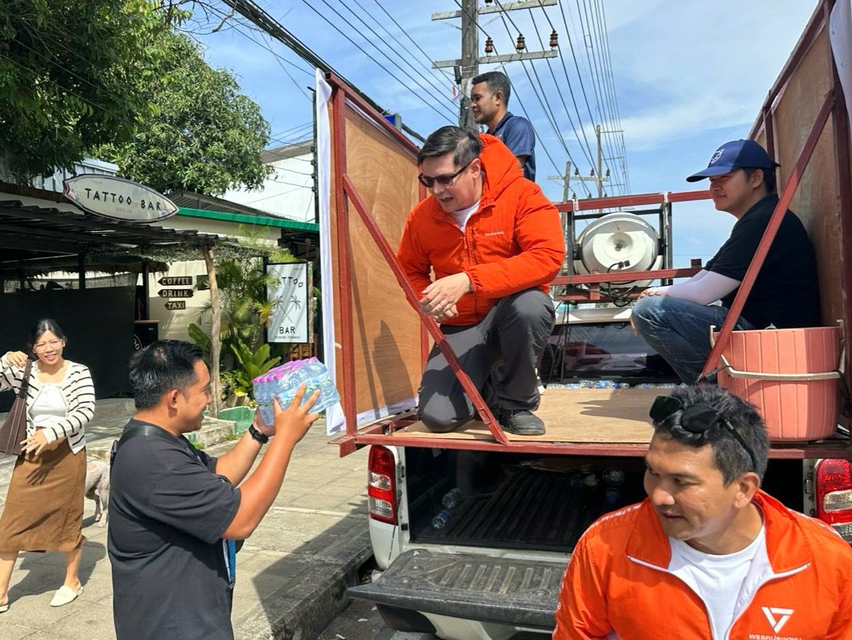 RangsimanRome's tweet photo. วันที่ 3 มกราคม 2569 ผมลงพื้นที่ อำเภอตะกั่วป่า และเขาหลัก จังหวัดพังงา ร่วมกับผู้สมัคร สส. พรรคประชาชน ธีรุตม์ สันหวัง เพื่อรับฟังปัญหา และมาขอแรง ขอคะแนนเสียงจากพี่น้องชาวพังงา เพื่อส่งพรรคประชาชนไปเป็นรัฐบาลในการเลือกตั้งครั้งนี้
.
ระหว่างลงพื้นที่ มีคุณป้าท่านหนึ่งเดินเข้ามาคุยกับผมและทำให้ผมต้องหยุดคิด
“ป้าเห็นการเมืองมา��ลายยุคแล้วนะ นักการเมืองหน้าเดิมๆ ป้าว่าเขาพาประเทศไปได้แค่นี้จริง ๆ แหละ ถ้าจะให้ดีกว่านี้ อนาคตมันต้องฝากไว้กับคนรุ่นใหม่”
.
ผมเชื่อว่าคำพูดสั้น ๆ นี้สะท้อนความรู้สึกของคนจำนวนมากในสังคมไทย วันนี้พังงาเป็นจังหวัดที่มีศักยภาพสูง ทั้งการท่องเที่ยว ทรัพยากรธรรมชาติ และผู้คนที่ขยันทำมาหากิน แต่ปัญหาที่พี่น้องเผชิญอยู่ทุกวันกลับไม่ได้รับการแก้ไขอย่างจริงจัง รายได้จากการท่องเที่ยวยังไม่กระจาย ค่าครองชีพสูง คนทำงานตัวจริงได้ส่วนแบ่งน้อย และการบริหารจัดการพื้นที่ยังไม่ยืนอยู่ข้างคนในพื้นที่เท่าที่ควร
.
ขณะเดียวกัน ปัญหาทุนสีเทา ธุรกิจผิดกฎหมาย ���ละเครือข่ายอิทธิพล ก็แทรกซึมเข้ามาในพื้นที่ท่องเที่ยว ทำลายโอกาสของผู้ประกอบการท้องถิ่น และบั่นทอนเศรษฐกิจฐานรากของพังงาอย่างเงียบ ๆ ถ้าเรายังปล่อยให้เป็นแบบเดิม คนพังงาจะทำงานหนักขึ้น แต่ชีวิตจะไม่ดีขึ้น
.
ธีรุตม์ สันหวัง เป็นคนบ้านท้ายเหมือง เป็นคนทำงานในพื้นที่ รู้ปัญหา รู้โครงสร้าง และเข้าใจหัวใจของคนพังงา พรรคประชาชนต้องการผู้แทนที่ไม่ใช่แค่พูด���ก่ง แต่กล้าชน กล้าปกป้องผลประโยชน์ของประชาชน และกล้านำเสียงของพังงาเข้าไปสู้ในสภา
.
ผมจึงขอฝากพี่น้องชาวพังงาให้โอกาส พรรคประชาชน ได้เข้าไปทำหน้าที่เป็นรัฐบาล เพื่อแก้ปัญหาอย่างจริงจัง ปราบทุนเทา สร้างเศรษฐกิจที่เป็นธรรม และทำให้จังหวัดพังงาเติบโตไปข้างหน้าอย่างมั่นคง ถ้าพี่น้องอยากเห็นการเปลี่ยนแปลงจริง ๆ ขอให้เลือกพรรคประชาชน เพื่อให้พังงา และประเ���ศไทย มีอนาคตที่ดีกว่านี้ร่วมกันครับ

#พรรคประชาชน
ผลิตสื่ออิเล็กทรอนิกส์ โดย รังสิมันต์ โรม ณ เลขที่ 167 อาคารอนาคตใหม่ ชั้น 4 รามคำแหง 42 แขวงหัวหมาก เขตบางกะปิ กรุงเทพมหานคร 10240 จำนวน 1 ชิ้น ตามวันและเวลาที่ปรากฏ