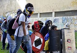 RamirezPancho13's tweet photo. #ProhibidoOlvidar Diosdado sale con la bandera de guerra a muerte en su chaleco. El mismo símbolo de la #Resistencia Venezolana años atrás. 

Que todo el que lo vea recuerde cuando nuestra gente fue masacrada en la calle por ellos mientras que maduro y cilia bailaban salsa https://t.co/yI02Z4x6QT