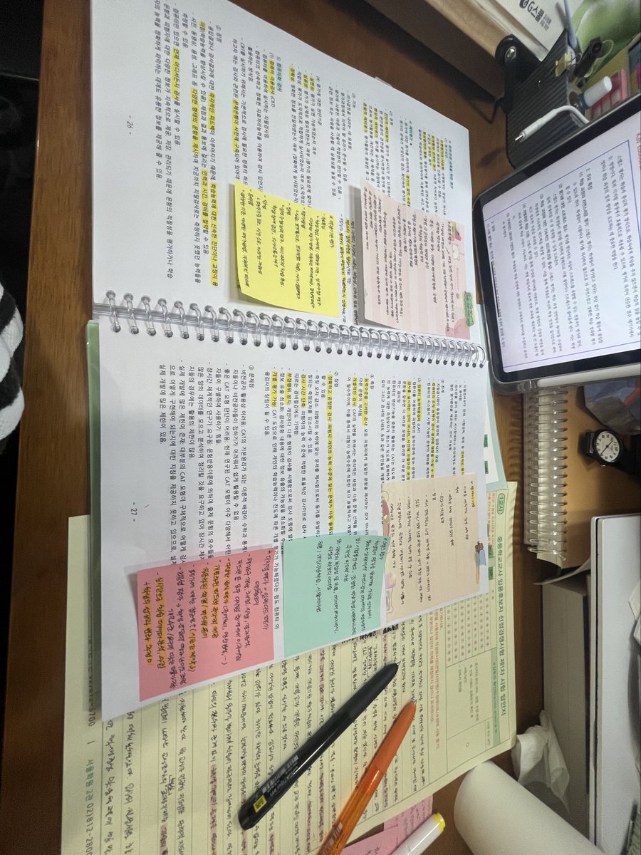 catchiccc's tweet image. 질문이 들어와서 적어 본 임고생 교육학 공부 . .
저는 단권화한 책에 하반기 모고 풀변서 몰랐던 이론들 추가하며 공부했어요 ! ! 형광펜 하나로 쭉 공부하다가 한달 전부터 안 외워지는 이론은 다른 색으로 네모 치면서 공부했슴다 시간 없으면 이거만 볼 수 있도록요 . . 다들 파이팅 ദ്ദി˙ ᴗ ˙ )