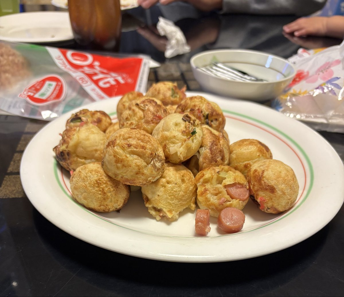 今日はたこ焼きとお好み焼きしたよ😬
14人で食べたから160個ある
たこ焼きも奪い合い🔥
俺が子どもたちから容赦なく奪って
「食事は戦争だわ！」って言ってたら
子ども達が「食事は戦争だ！とらないやつが悪い！」って言い始めてたよ…笑

<a href="/___nicoichi___/">【平成フラミンゴ】NICO</a> 
<a href="/RinrinFlamingo/">RIHO</a>