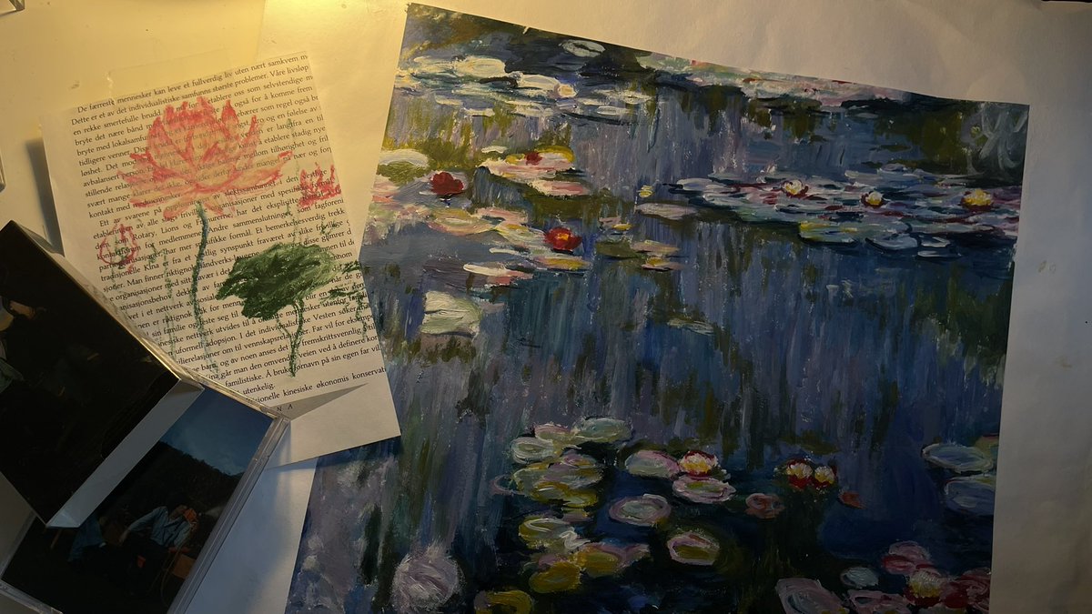 flehrs's tweet image. ตอนม.ต้นได้โจทย์คาบศิลปะให้แกะภาพวาด monet ตอนนั้นวาดนานมาก ๆ จนต้องอยู่วาดหลังเลิกเรียน เป็นงานที่เพื่อนยังพูดถึงอยู่ทุกวันนี้ ดีใจที่ตอนนี้ยังมีคนชอบบึงบัวของเราอยู่ถึงเวลาจะผ่านมานานแล้ว ดีใจอ่ะ🪷🫂