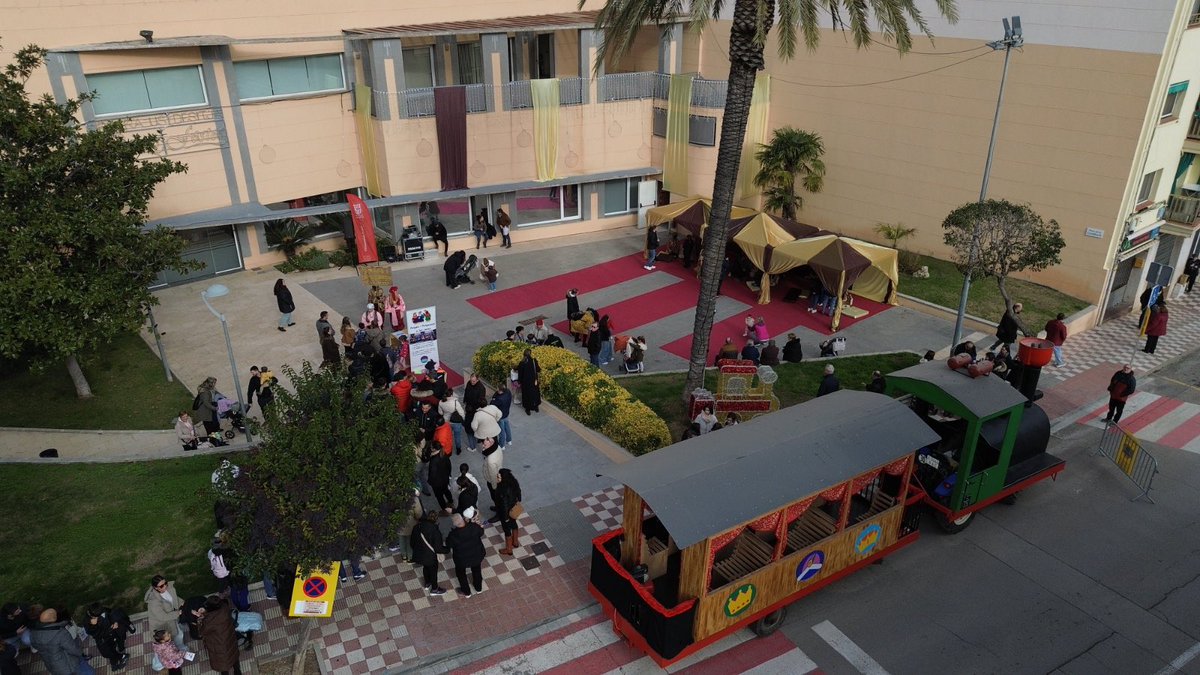✨ La il·lusió del Nadal es viu a #Abrera!

 Aquest migdia, la Plaça de la Constitució s’ha omplert de màgia amb l’arribada dels Patges i Patgesses Viu-Viu, que han arribat amb el tradicional trenet i han recollit les cartes de nenes i nens d’Abrera. 

Gràcies a tothom! 🚂💌