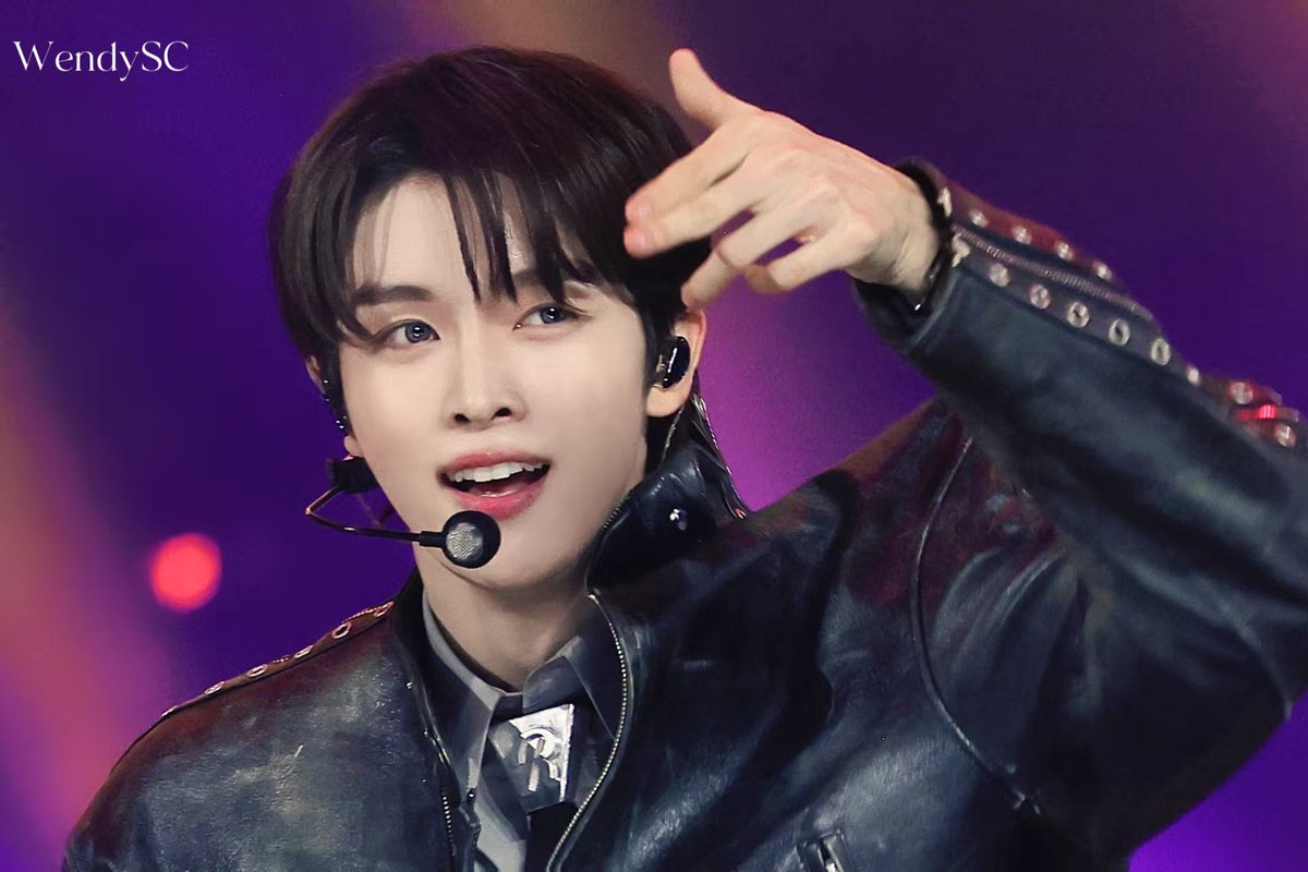 무대위에서 행보칸 광대빔 나와