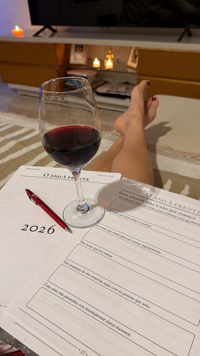 farinhaclara's tweet photo. todo início de ano eu tiro um tempo pra mim, acendo velas, abro um vinho, coloco música gostosa e faço #YearCompass que nada mais é que um lugar onde vc coloca suas realizações e desafios do ano passado e o que vc espera do ano a frente https://t.co/GziG2CoAY4