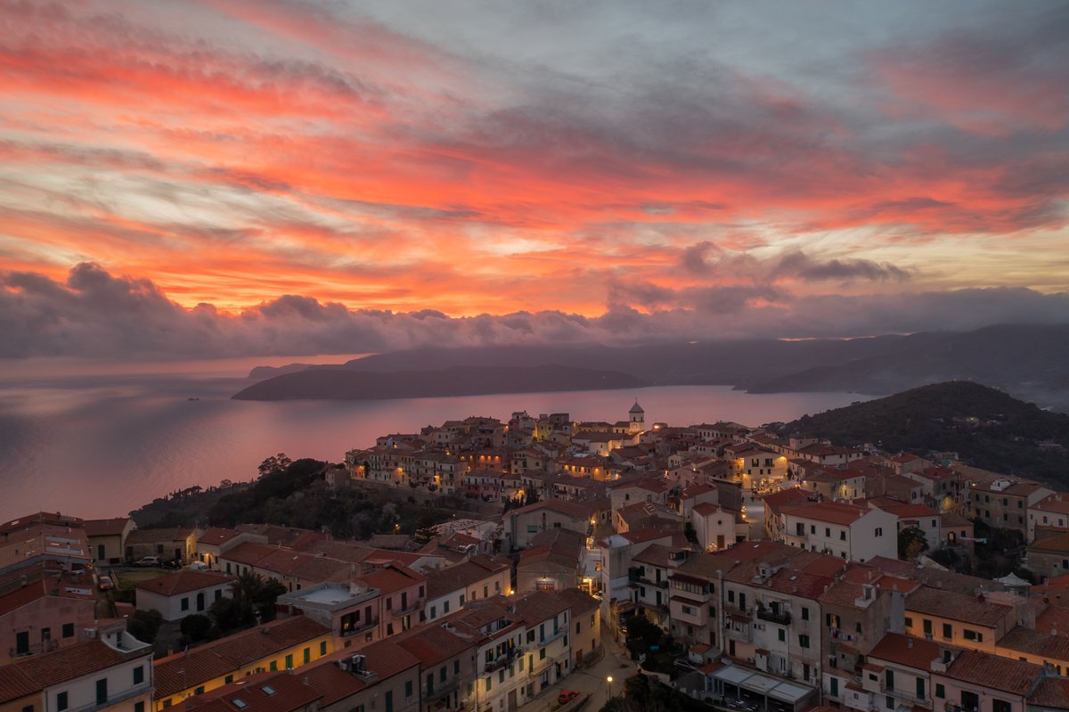 VisitElbaIT's tweet image. 🔥 Capoliveri al tramonto è uno spettacolo che merita di essere visto: le luci del paese si accendono, mentre il cielo si tinge di un rosso e arancio intenso che si specchia sul mare.

📸 Photo by Daniele Fiaschi

#IsolaDElba #Capoliveri #TramontoItaliano #BorghiStorici